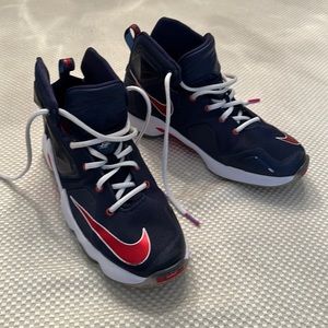 Nike Lebron 13 Youth Basketball shoes Size 5Y, youth